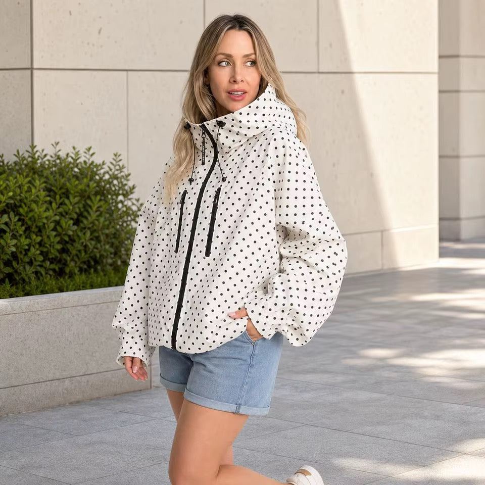 Gepunktete Windjacke