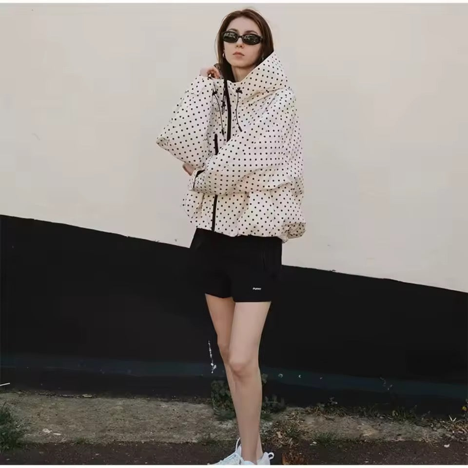 Gepunktete Windjacke