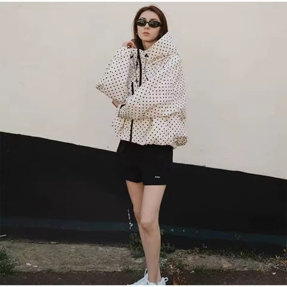 Gepunktete Windjacke