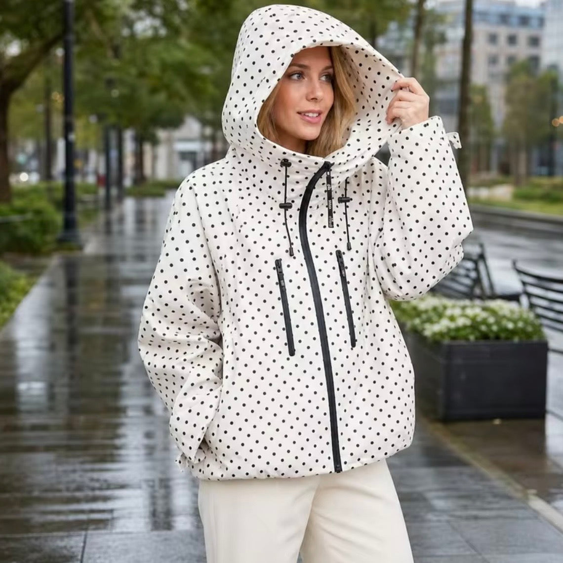 Gepunktete Windjacke